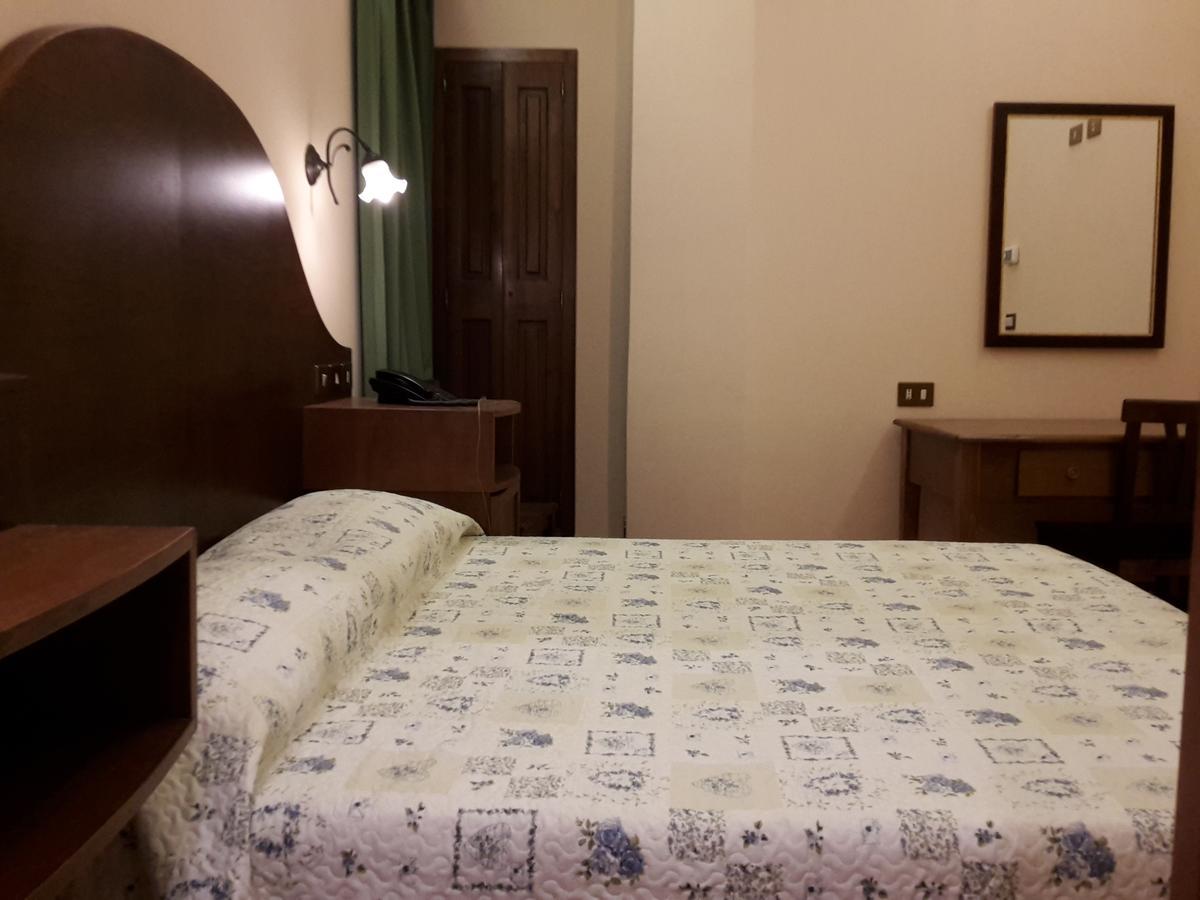 4 Coronati Roma Esterno foto